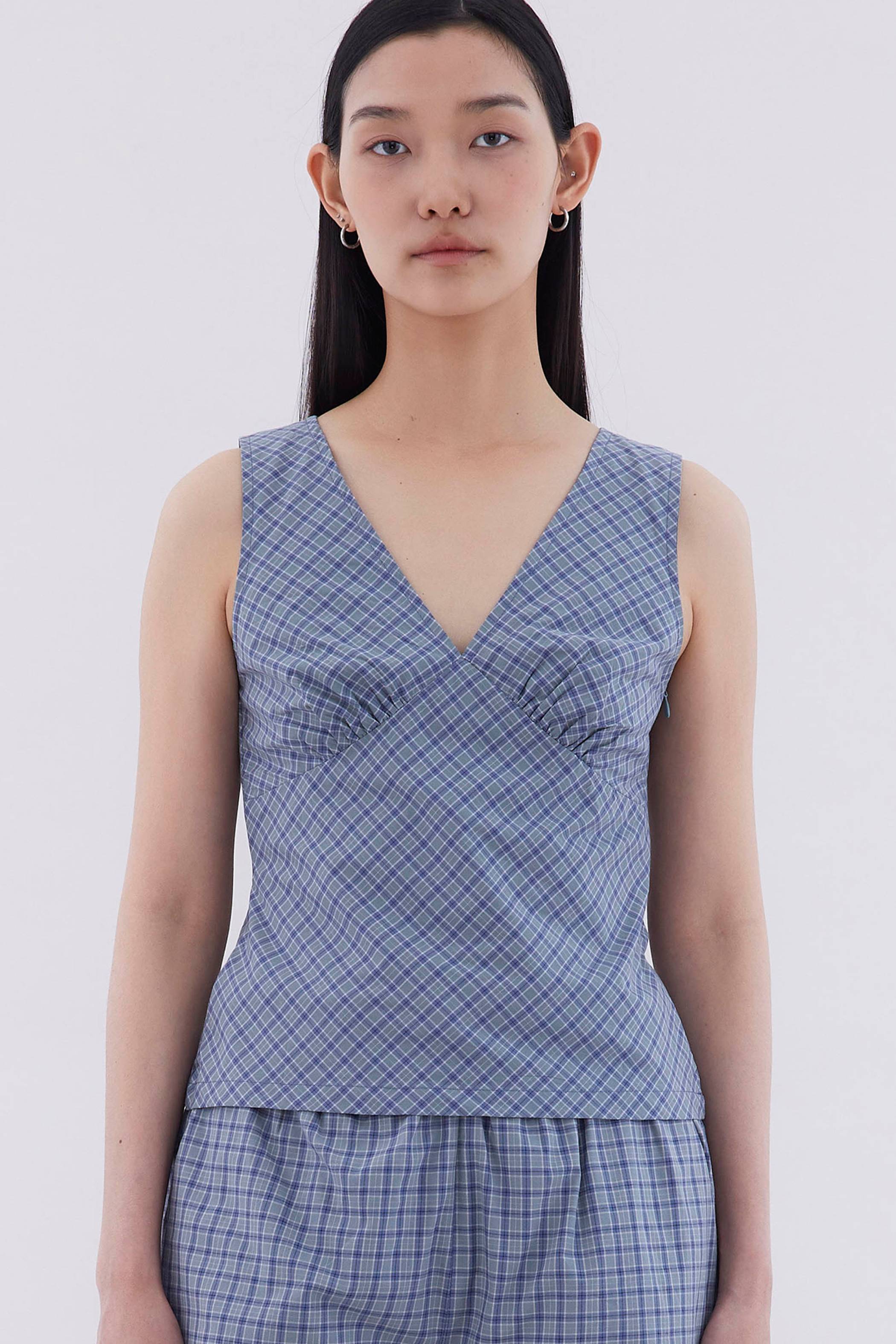 Gyral V-Neck Fitted Top